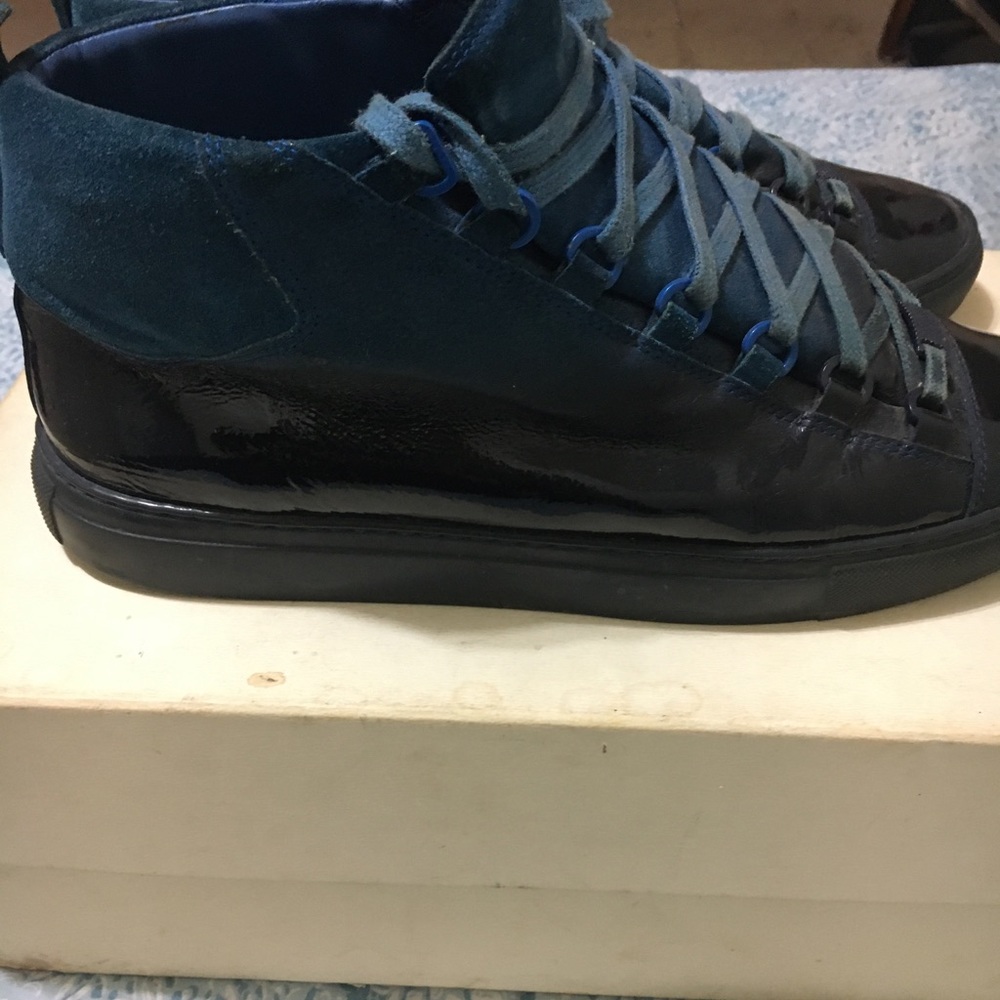SHOES - Picture 4 of 6